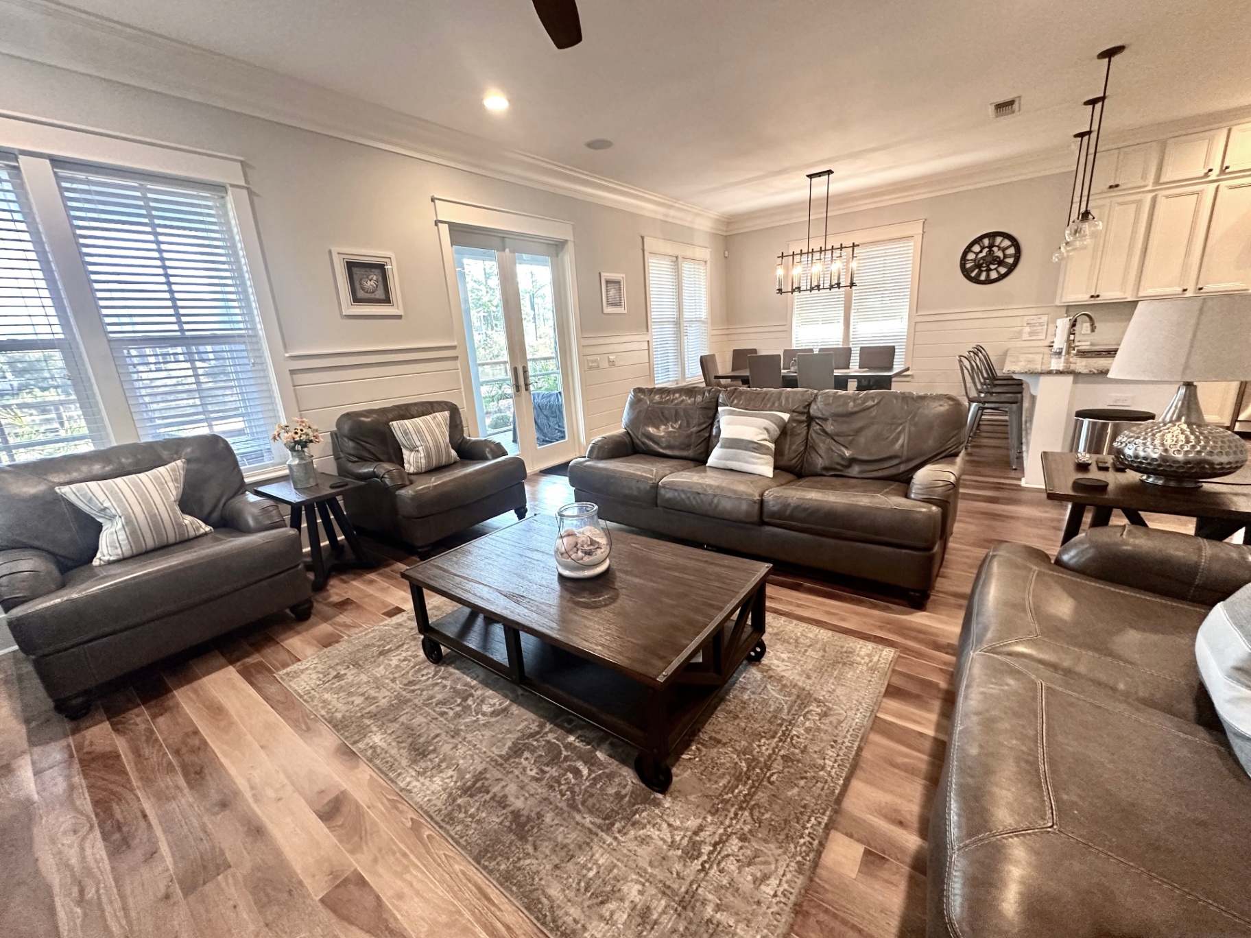 Spacious Gathering Area — Room for the Whole Group