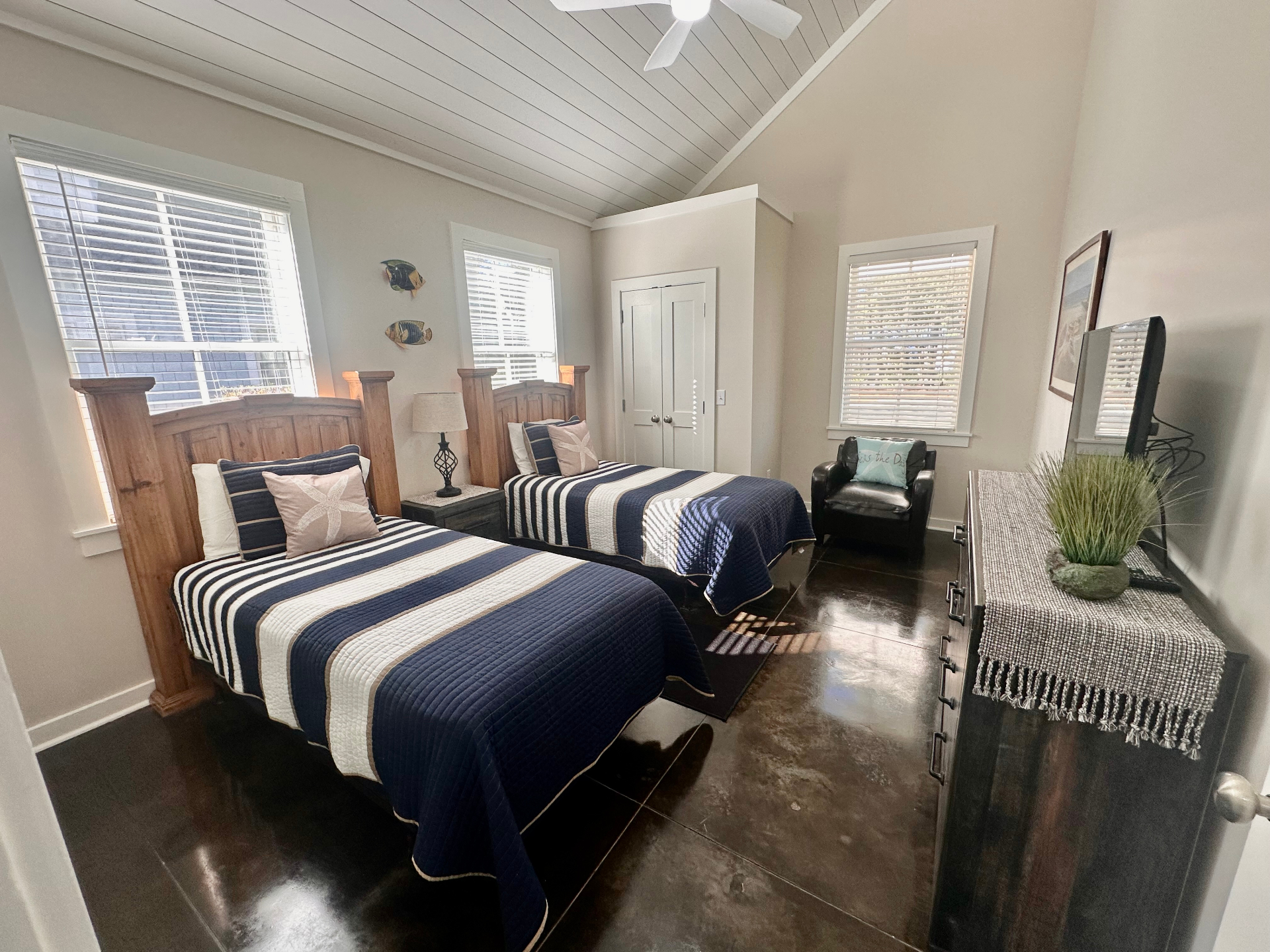 Guest Bedroom with Twin Beds — Perfect for Kids or Friends